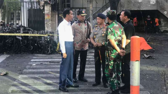 Presiden Jokowi di lokasi bom Surabaya, Jawa Timur.