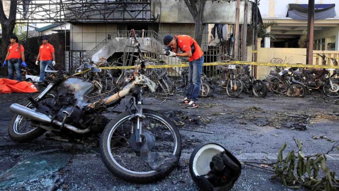 Olah TKP di lokasi ledakan bom bunuh diri di tiga gereja Surabaya.