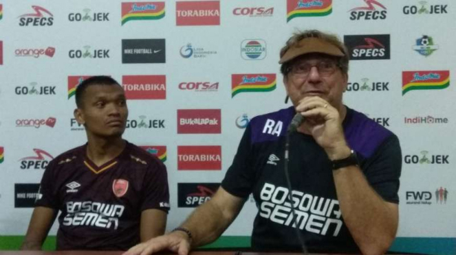 Pelatih PSM Makassar, Robert Rene Alberts (kanan).
