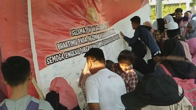 Warga Depok tanda tangani spanduk kecam aksi terorisme, Senin, 14 Mei 2018