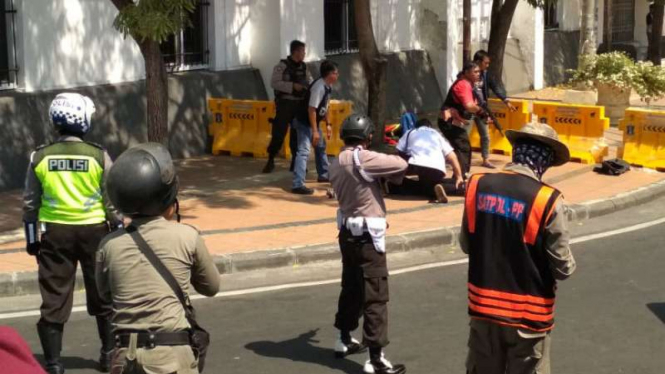 Polisi amankan seorang pria yang mendekati lokasi bom di Mapolrestabes Surabaya.