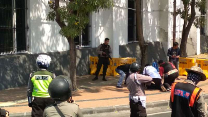 Polisi tangkap seorang pria yang mendekati lokasi bom di Mapolrestabes Surabaya.
