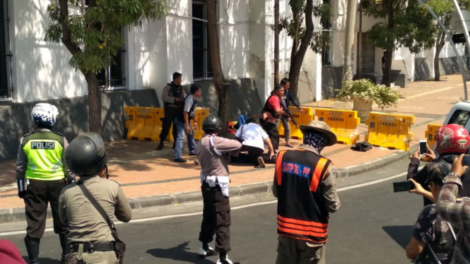 Polisi amankan seorang pria yang mendekati lokasi bom di Mapolrestabes Surabaya