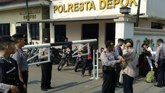 Penjagaan ketat di depan Polres Depok, usai ledakan di Polrestabes Surabaya