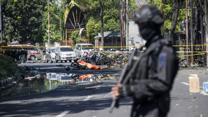 Tokoh-tokoh agama, aktivis LSM dan pimpinan ormas keagamaan mengecam dan mengutuk keras serangan bom di tiga gereja di Surabaya, Jatim, yang telah menewaskan sepuluh orang. - AFP/JUNI KRISWANTO