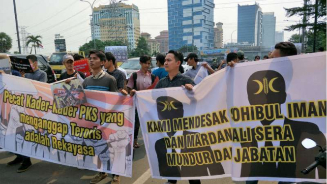 DPP PKS di Jakarta digeruduk massa setelah serangkaian bom di Jawa Timur