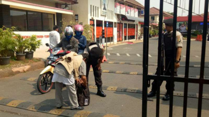 Pemeriksaan pengunjung di Polres Metro Tangerang.