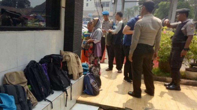Pemeriksaan pengunjung di Polres Metro Tangerang.