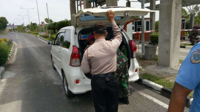 Aparat gabungan memeriksa dengan teliti setiap kendaraan yang masuk-keluar Bandara Internasional Minangkabau atau BIM di Padang, Sumatra Barat, pada Senin, 14 Mei 2018.