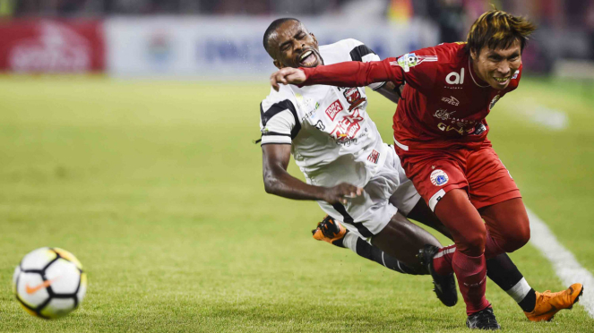 Pemain Madura United Greg Nwokolo (kiri) saling berebut bola dengan pemain Persija Jakarta Asri Akbar (kanan)