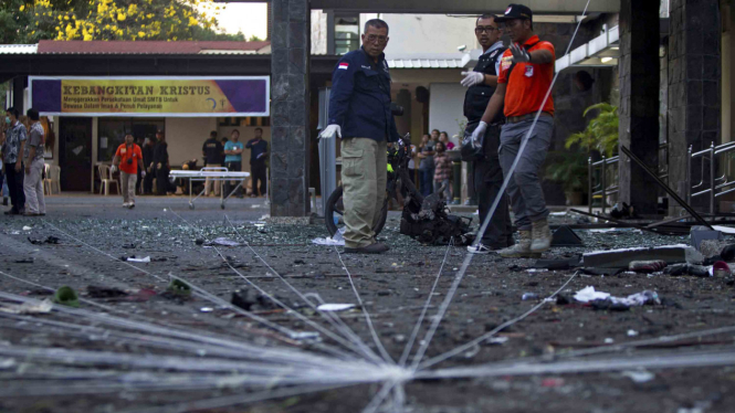 Olah TKP ledakan bom bunuh diri di tiga gereja di Surabaya, Jawa Timur