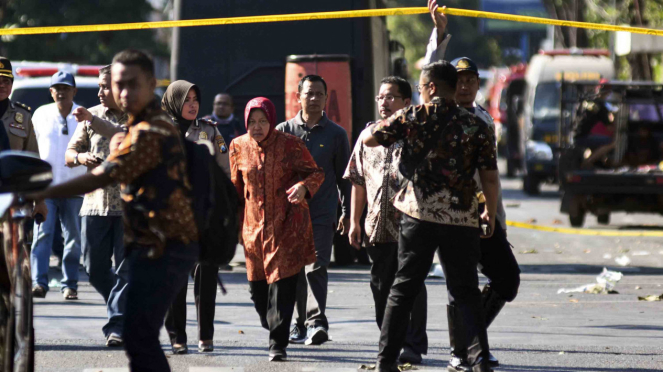 Walikota Surabaya Tri Rismaharini (tengah) meninjau di lokasi ledakan di Gereja Katolik Santa Maria Tak Bercela, Ngagel Madya, Surabaya
