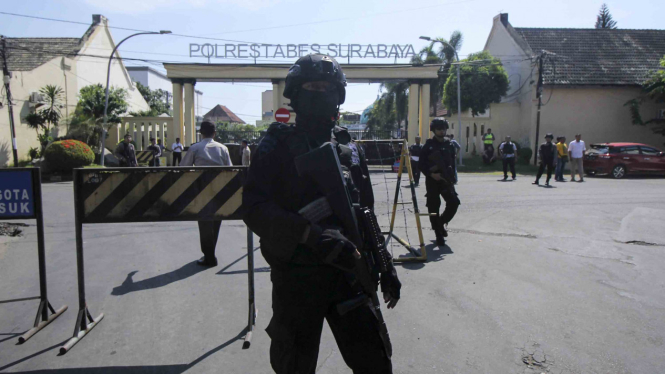 Sat Brimob Polda Jatim melakukan penjagaan di sekitar Polrestabes Surabaya