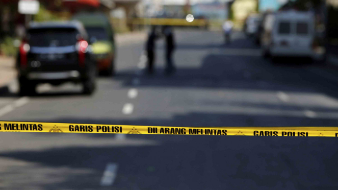 Garis polisi yang terpasang di lokasi ledakan bom bunuh diri di tiga gereja di Surabaya, Jawa Timur