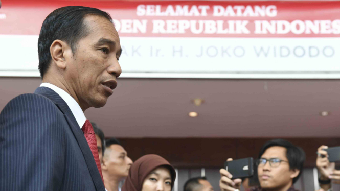 Presiden Joko Widodo (kiri)