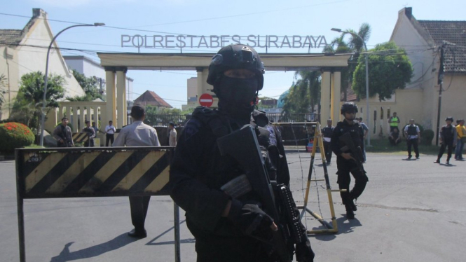 Densus 88 Antiteror Polri sedang berjaga di depan Mapolrestabes Surabaya, Jawa Timur.