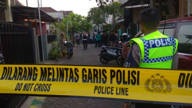 Densus 88 Antiteror Polda Jatim geledah rumah terduga teroris di Malang, Jatim.