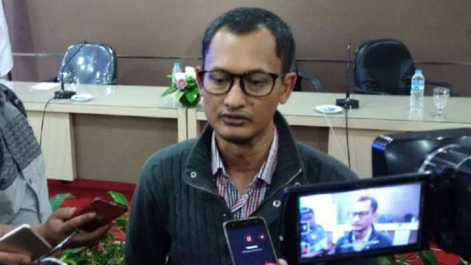 Pendiri Alvara Research Center, Hasanudin Ali, saat merilis hasil surveinya tentang Pemilihan Gubernur Jawa Tengah di Semarang pada Senin, 14 Mei 2018.