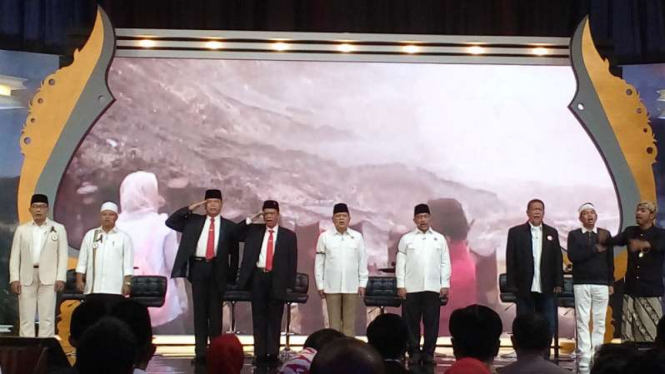 Para calon gubernur dan wakil gubernur Jawa Barat sebelum mengikuti debat kandidat di kampus Universitas Indonesia di Depok pada Senin malam, 14 Mei 2018.