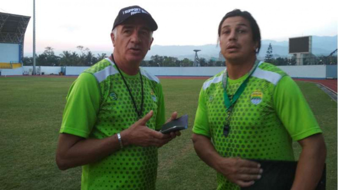 Pelatih dan asisten pelatih Persib Bandung, Mario Gomez dan Fernando Soler.