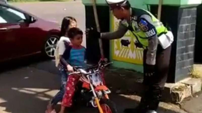 Anak kecil naik motor dicegat polisi.