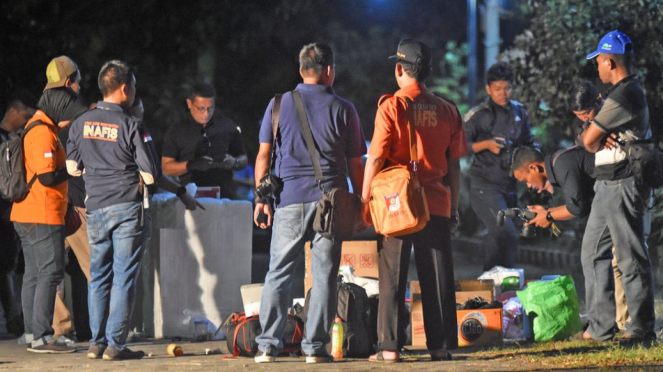 Sejumlah anggota Polisi melakukan identifikasi terhadap rumah terduga teroris pengeboman gereja di kawasan Wonorejo Asri, Rungkut, Surabaya, Jawa Timur, Minggu (13/5). - ANTARA/M RISYAL HIDAYAT