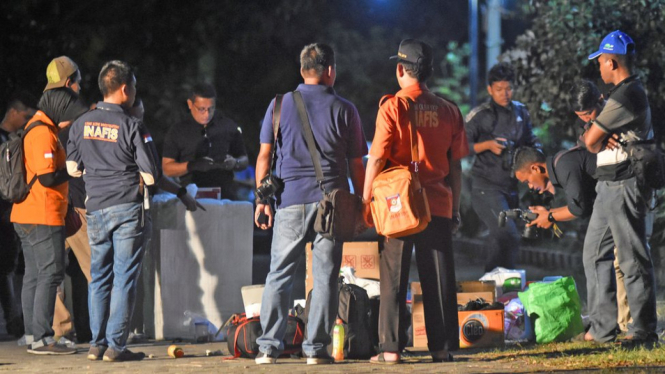Sejumlah anggota Polisi melakukan identifikasi terhadap rumah terduga teroris pengeboman gereja di kawasan Wonorejo Asri, Rungkut, Surabaya, Jawa Timur, Minggu (13/5). - ANTARA/M RISYAL HIDAYAT