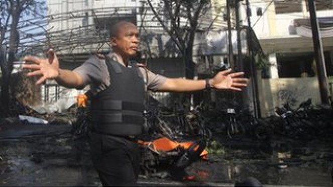 Kapolrestabes Surabaya Kombes Pol Rudy Setiawan (kanan) menghimbau warga untuk menjauh dari sekitar lokasi ledakan di Gereja Pantekosta Pusat Surabaya, Minggu 13/5. - Antara/MOCH ASIM