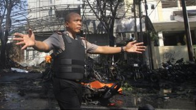 Kapolrestabes Surabaya Kombes Pol Rudy Setiawan (kanan) menghimbau warga untuk menjauh dari sekitar lokasi ledakan di Gereja Pantekosta Pusat Surabaya, Minggu 13/5. - Antara/MOCH ASIM