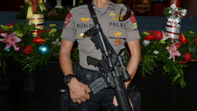 Salah satu anggota polisi dari satuan anti teror dan bom berpatroli di Katedral Mesias, Jakarta, malam Natal 2004.