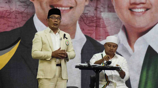Pasangan calon gubernur dan wagub Jawa Barat nomor urut satu Ridwan Kamil (kiri)-Uu Ruzhanul Ulum (kanan)