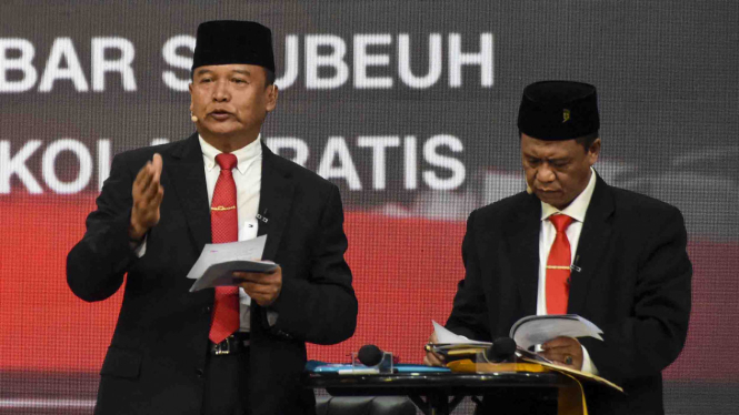 Pasangan calon gubernur dan wagub Jawa Barat nomor urut dua TB Hasanuddin (kiri)-Anton Charliyan (kanan)