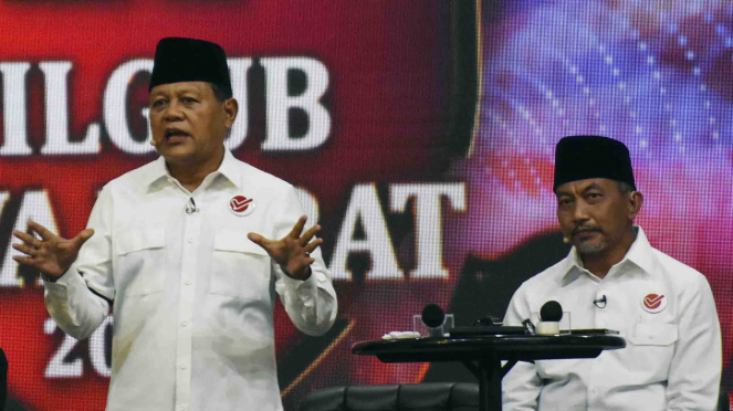 Pasangan calon gubernur dan wagub Jawa Barat nomor urut tiga Sudrajat (kiri)-Ahmad Syaikhu (kanan)