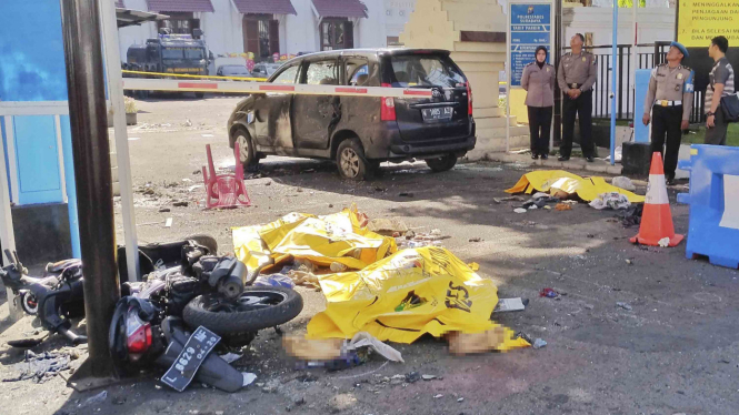 Bangkai kendaraan terdampak ledakan bom di Mapolrestabes Surabaya