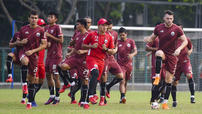 Sejumlah pesepak bola Persija Jakarta berlatih di Lapangan ABC, Kompleks Gelora Bung Karno, Senayan, Jakarta