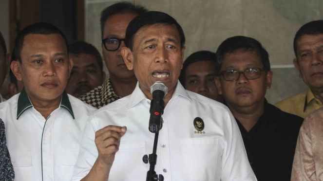 Menteri Koordinator Bidang Politik, Hukum, dan Keamanan, Wiranto (tengah)