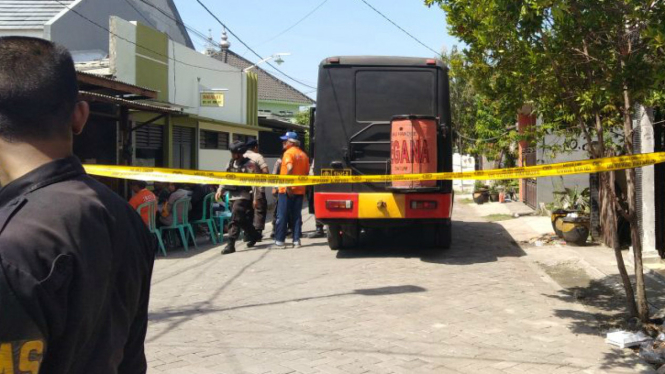 Densus geledah rumah terduga teroris pembom markas Polrestabes Surabaya