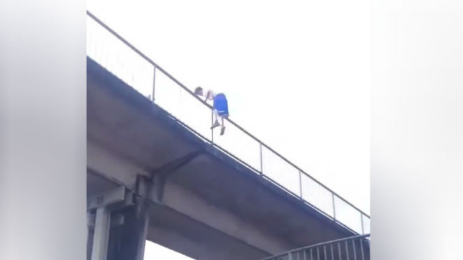 Pria melompat dari jembatan.