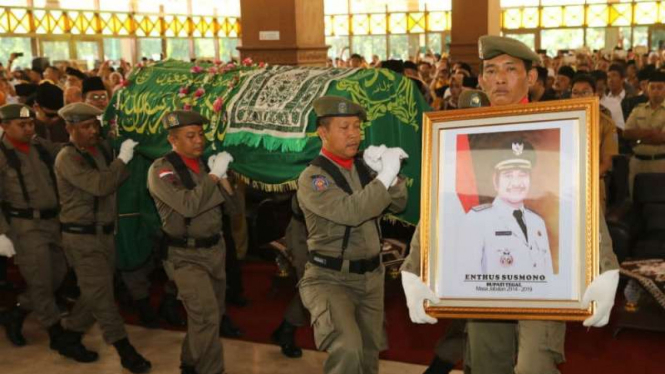 Pemakaman Enthus Soesmono, Bupati nonaktif Tegal sekaligus dalang kondang, di Desa Bengkle, Kecamatan, Talang, Kabupaten Tegal, Jawa Tengah, pada Selasa siang, 15 Mei 2018.