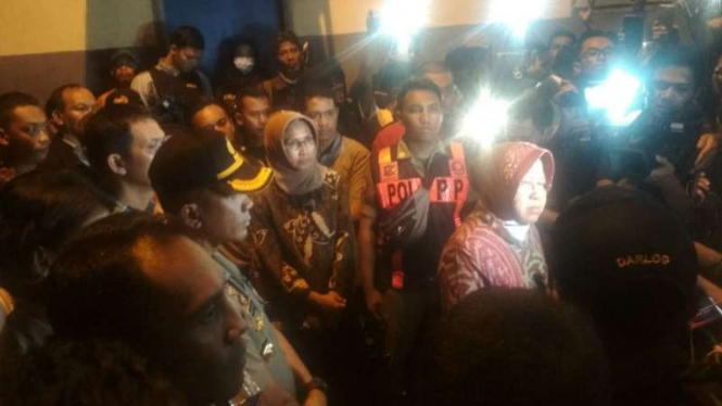 Wali Kota Surabaya Tri Rismaharini dan Kepala Polrestabes Komisaris Besar Polisi Rudi Setiawan di lokasi penggerebekan terduga teroris di Surabaya pada Selasa malam, 15 Mei 2018.