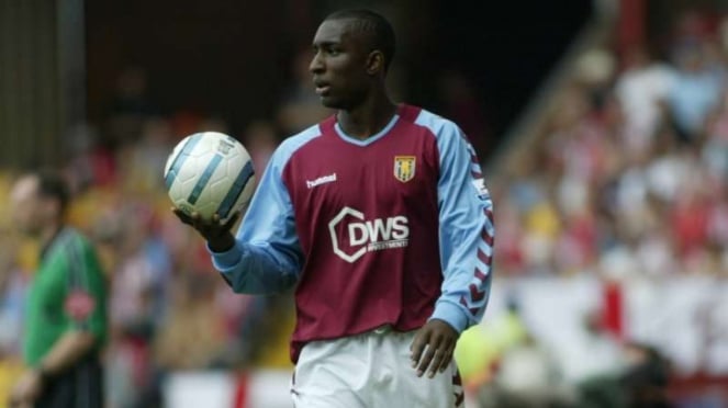 Cuando Jllloyd Samuel Aston Villa está fortaleciendo