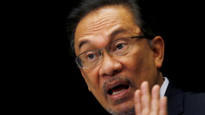 Anwar Ibrahim masuk menjalani hukuman lima tahun mulai - Reuters