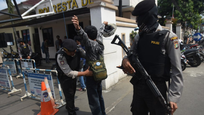 Setelah insiden teror di Surabaya, polisi memperketat pengamanan di sejumlah wilayah vital. - ANTARA FOTO/Indrianto Eko Suwarso