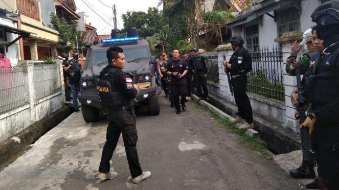 Tim Densus 88 menggerebek rumah terduga teroris di Gang Delima, Kuciran Mas, Kota Tangerang, Banten, pada Rabu, 15 Mei 2018.