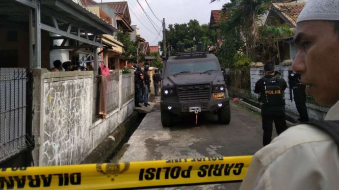 Tim Densus 88 menggerebek rumah terduga teroris di Jalan Gempol, Kunciran, Tangerang, Banten, pada Rabu, 15 Mei 2018.