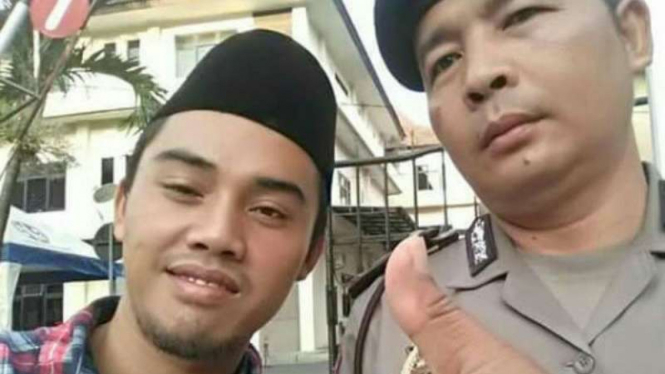 Santri Zaqi Saputra dan polisi selfie bersama
