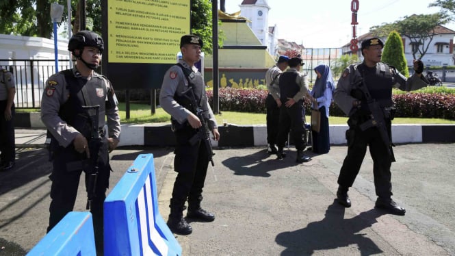 Sejumlah polisi berjaga di pintu masuk Mapolrestabes Surabaya