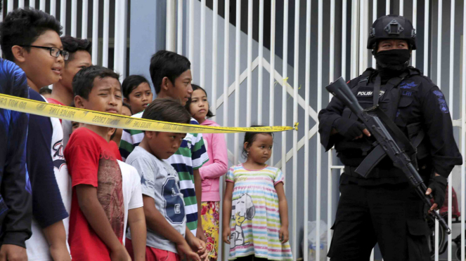 Anggota Densus 88 berjaga di lokasi penggerebekan teroris di Surabaya