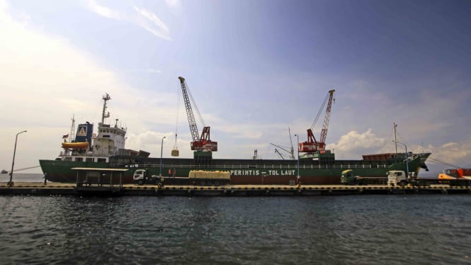 Kapal Perintis Tol Laut melakukan bongkar muatan di Pelabuhan Tanjung Wangi, Banyuwangi, Jawa Timur