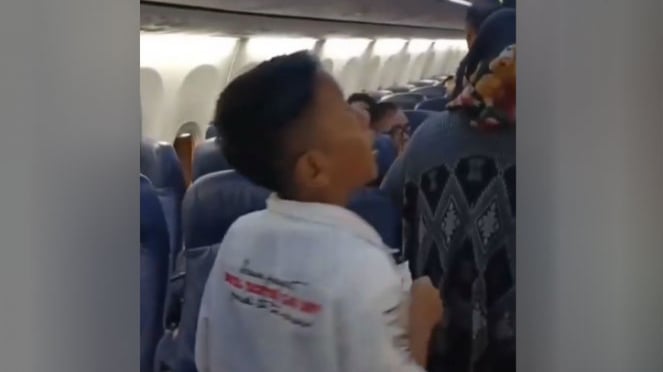 Bocah kebingungan saat pertama kali naik pesawat.